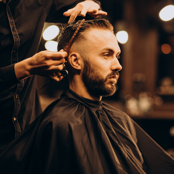 Homem cortando cabelo